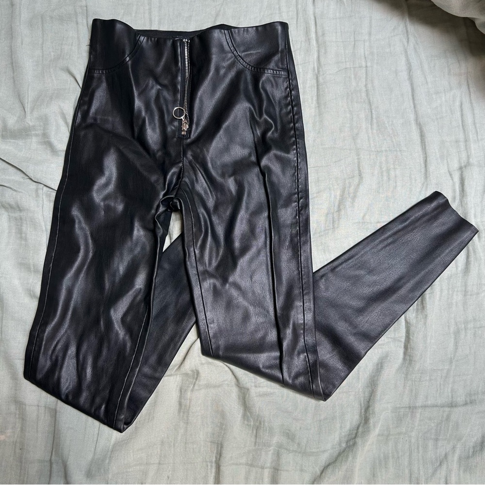 Pleather leggings with silver zipper Zara